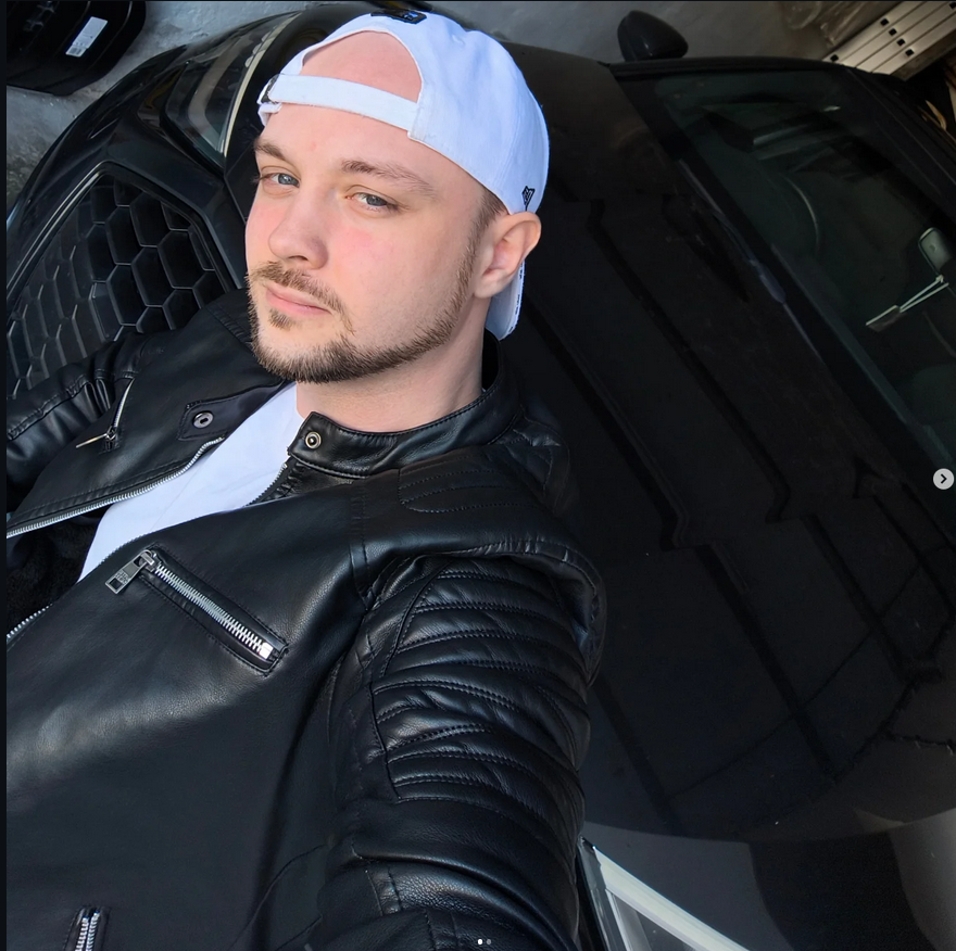 Thomas Raider vor einem schwarzen Auto